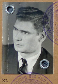 (Das Passbild rechts stammt von seinem Luftfahrerausweis.) - JosefRoessler1k