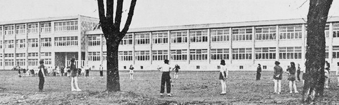 Sdfassade und Schulhof der Schule.